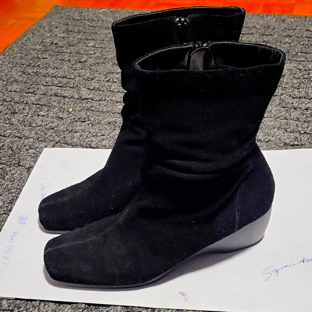 Bare traps women's Black Suede ankle boots ,pre-owned size 8 M